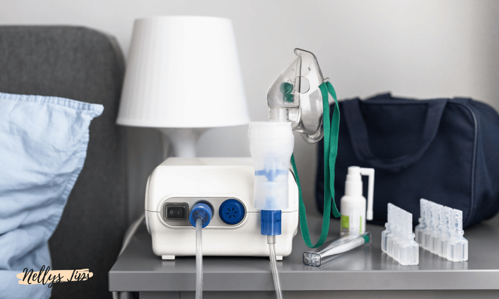 Medicinsk nebulisator med andningsmask och tillbehör placerad på sängbord för hemmabruk.