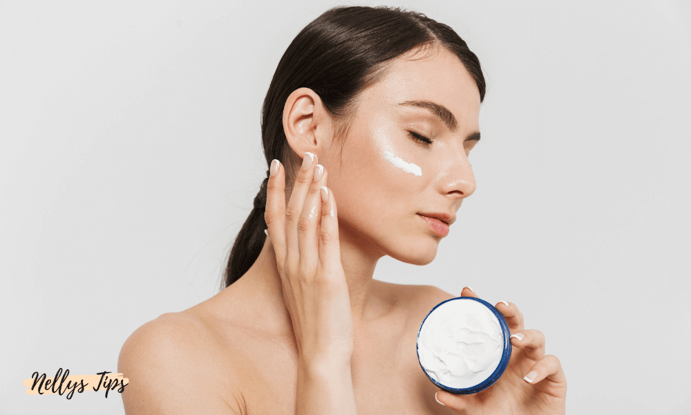 Kvinna applicerar ansiktskräm för återfuktad och vårdad hud med glow-effekt.