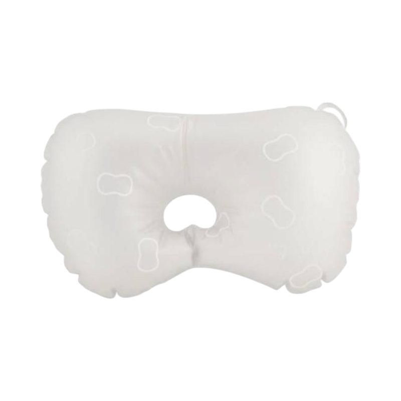 Vit uppblåsbar badkarskudde från Bosign med ergonomiskt stöd och hål i mitten.