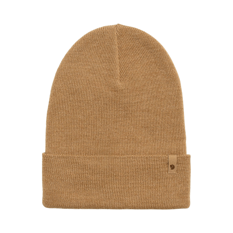 Brun klassisk stickad mössa från Fjällräven med vikbar kant och liten logodetalj.