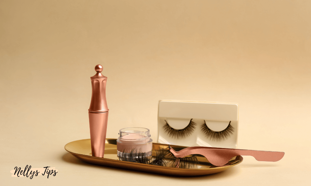 Makeup-kit med magnetiska lösögonfransar, eyeliner och applikator för enkel fransapplicering.