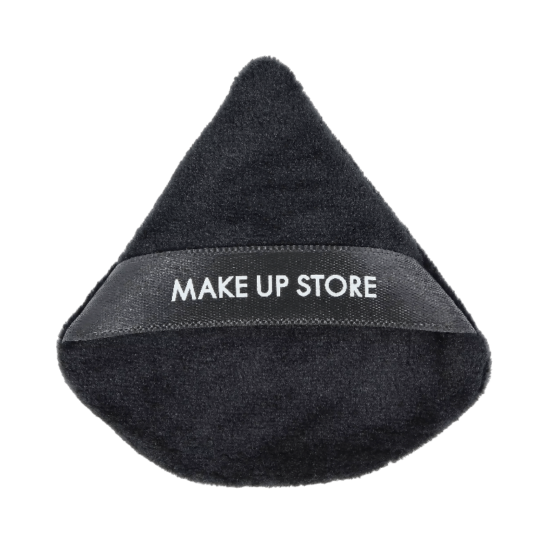 Make Up Store puderpuff i svart tyg med spetsig topp och logotyp på bandet