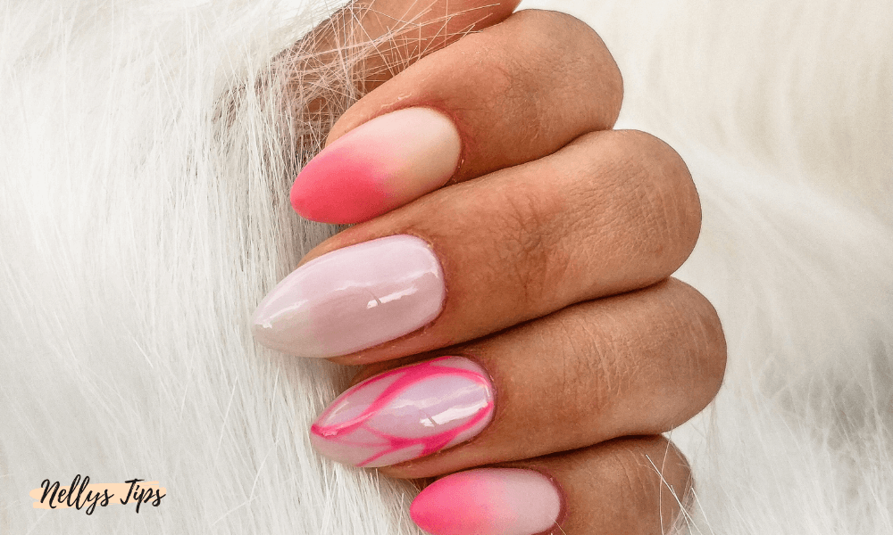 Naglar med rosa och vita nyanser i ombré och marmoreffekt, perfekt efter användning av nagelstärkare.