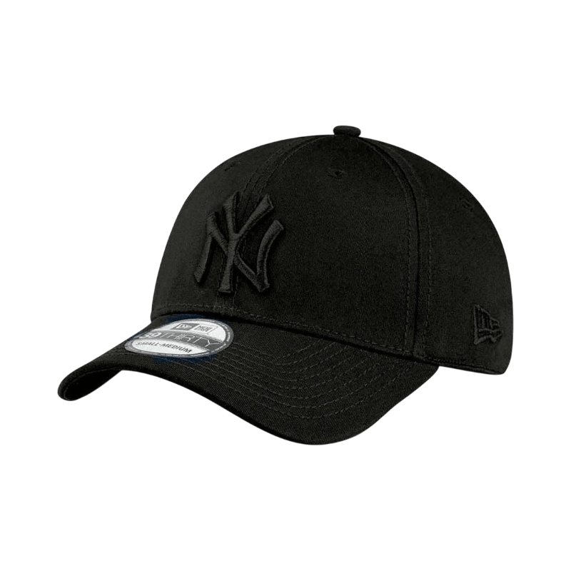 Svart New Era-keps med broderad Yankees-logga i svart, böjd skärm och stretchpassform.