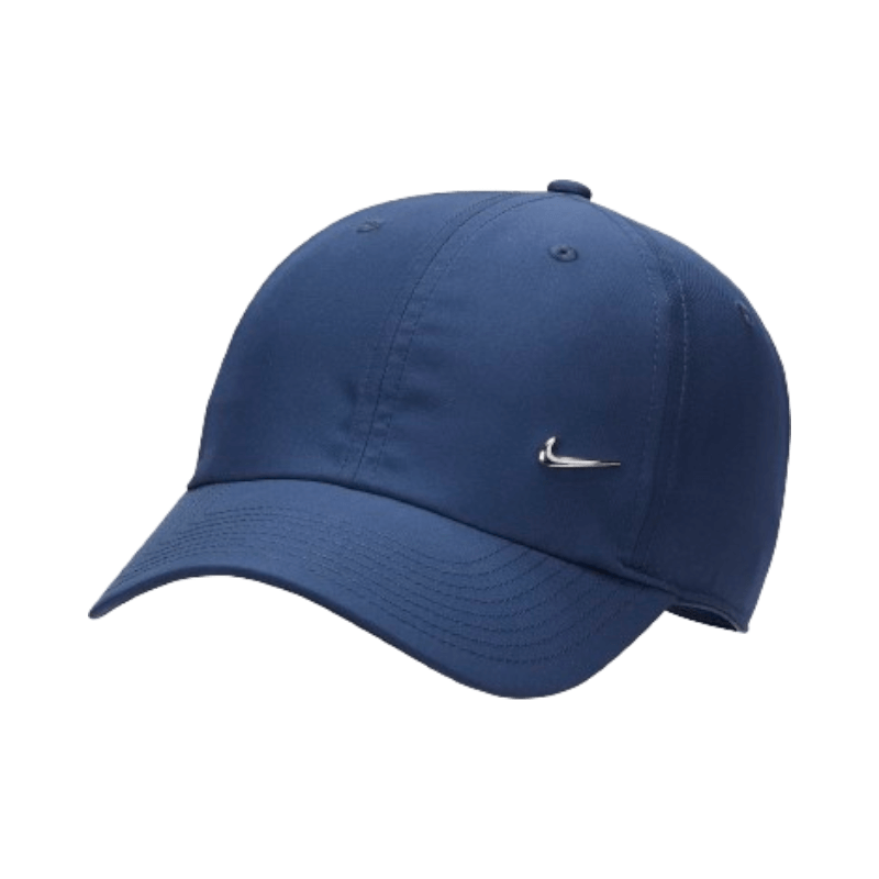 Mörkblå Nike-keps med metallfärgad swoosh, sportig design i Dri-FIT-material.