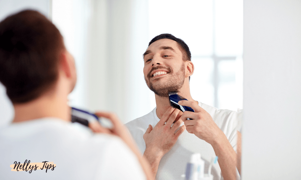 Man använder en skäggtrimmer för att forma och trimma skägglinjen för en ren och definierad look.