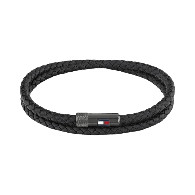 Svart flätat läderarmband med magnetiskt stänglås och Tommy Hilfiger-logotyp.