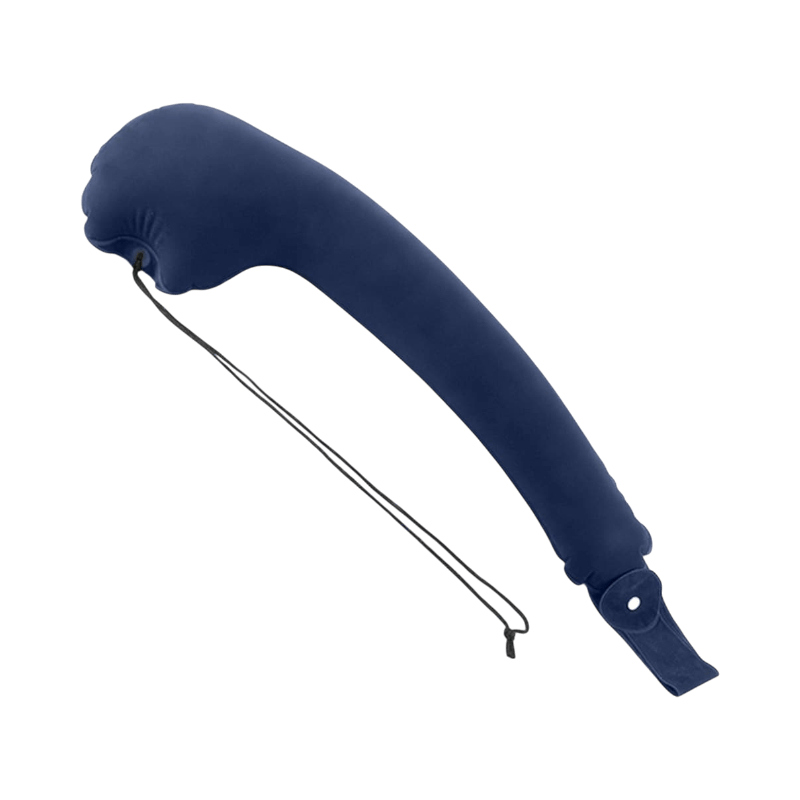 Blå uppblåsbar reskudde i lång ergonomisk form med rem för stöd i bilen.