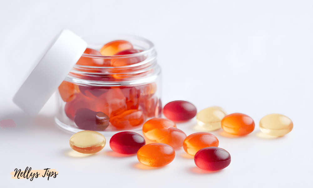 Kvinna tar en Omega 3 kapsel som kosttillskott för hälsa