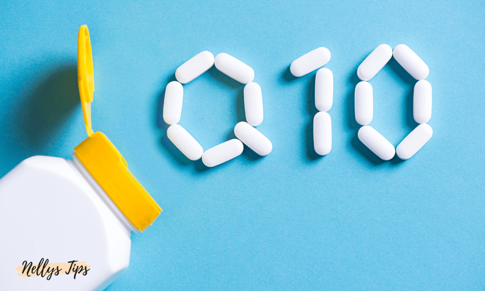 Q10-kapslar formar bokstäver och siffror – illustrerar Coenzym Q10 som tillskott.