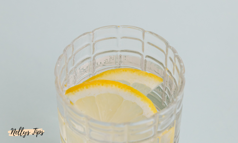 Glas med skivor av citron i vatten, perfekt för hälsosam återfuktning
