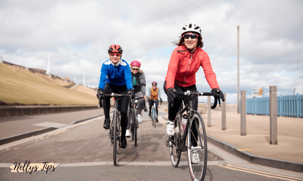 Grupp kvinnor i cykelkläder som cyklar på väg – exempel på funktionella cykelbyxor för dam.Grupp kvinnor i cykelkläder som cyklar på väg – exempel på funktionella cykelbyxor för dam.