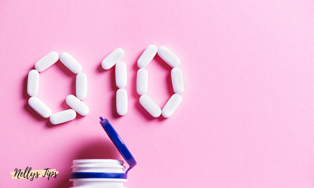 Q10 kosttillskott formade av vita kapslar – stilren presentation av ämnet Coenzym Q10.