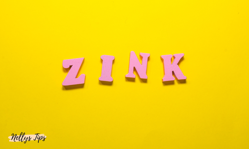 Rosa bokstäver som stavar ZINK, representerar zink som näringstillskott.