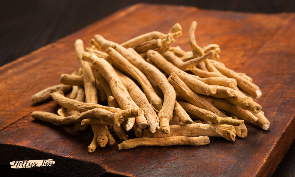 Torkade ashwagandharötter staplade på träyta