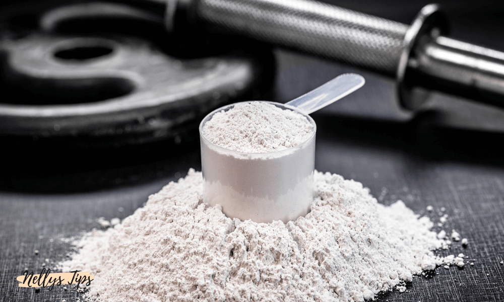 Skopa med kreatinpulver i hög för träning och optimerad muskelåterhämtning.