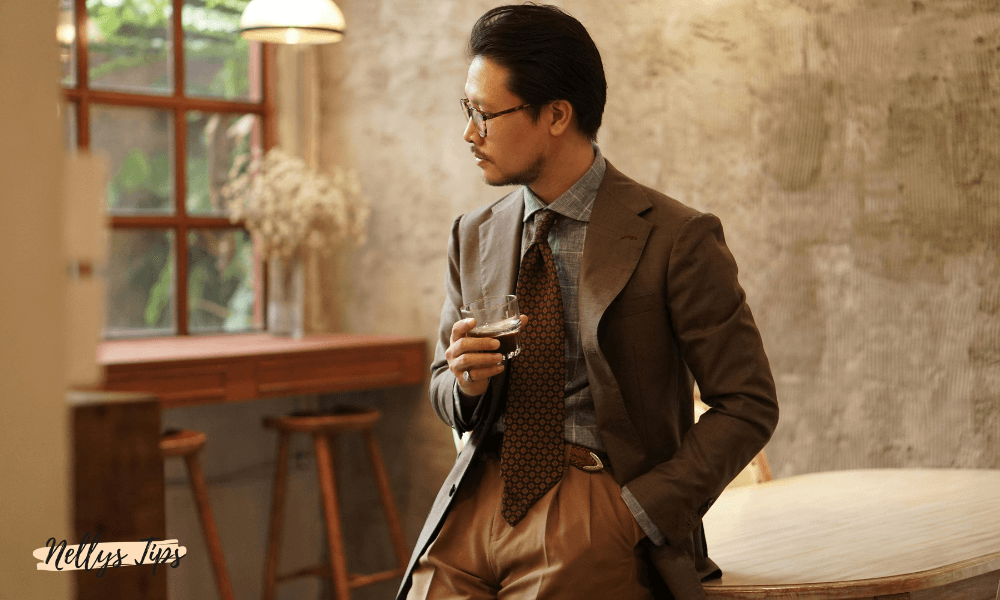 Man med kostym och slips i stilfull pose för en elegant herrlook.